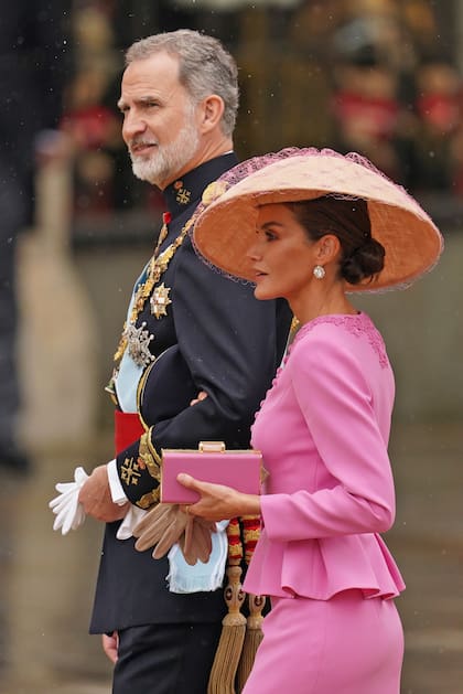 Como joyas eligió unos pendientes de chatones que pertenecieron a la reina Victoria Eugenia. También llevó unos guantes cortos.