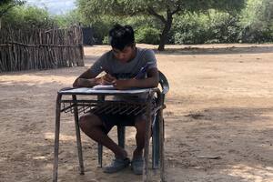 Como Kevin no tenía un escritorio en su casa, en su escuela le donaron un banco para que pudiera hacer la tarea