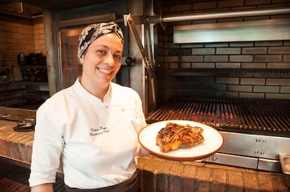 Como la cocina es abierta a los comensales les encanta venir e interactuar: me preguntan por los cortes y las recomendaciones del día