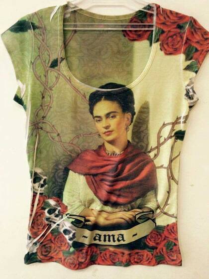 Como la del Che Guerava, la imagen de Kahlo se estampa en remeras y mates