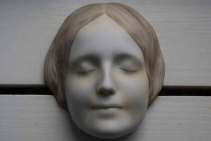 Como "la desconocida del Sena" no tenía signos de violencia, se dijo que se había arrojado al Sena para suicidarse, pero tambien surgieron varios relatos con hipótesis para explicar su muerte