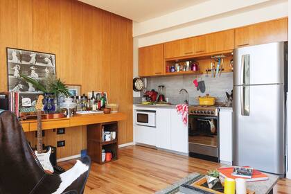 La cocina está integrada al resto por un revestimiento de madera que ya estaba cuando Valentina se mudó. También recibió la biblioteca y la mesa-escritorio, del mismo tono.