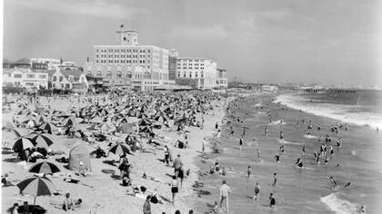 Como la superficie de arena era muy pequeña, las playas de Los Ángeles en el pasado estaban abarrotadas.