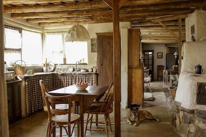 Como las noches son frescas todo el año, suelen encender el horno a leña casi a diario. El agua de la casa se calienta del mismo modo, por lo cual el fuego es parte fundamental de los rituales cotidianos.