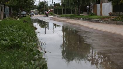 Como las urbanizaciones que revisa la municipalidad ocupan zonas de humedales, ?el agua en los barrios ?del entorno, como el San Luis, escurre con más lentitud y se producen inundaciones. Vecinos de ese barrio afirman que llega a acumularse hasta un metro de agua y que los días de tormenta la calle 