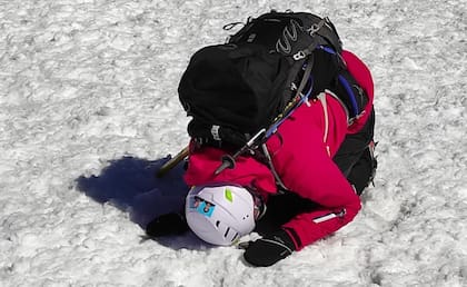 Como le había tomado el gustito a los posteos del blog, Lola fue más allá y se animó a escribir, junto a Luis Laffargue, Volver a la montaña. Una historia de superación, con el objetivo de hacer catarsis y de ayudar, desde su propia experiencia, a las personas que se encuentran atravesando una situación traumática.