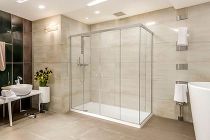 Cómo limpiar bien una mampara de ducha: trucos de expertos para eliminar la cal y los restos de jabón que funcionan