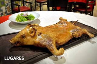 El famoso cochinillo que se corta con el plato y se sirve en un edificio histórico de la ciudad