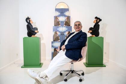Como lo demuestra su exposición actual en la galería María Calcaterra, Edgardo Giménez también creó pinturas, esculturas, escenografías, afiches y objetos de diseño