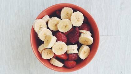 Como los alimentos alcalinos son bajos en calorías y ricos en fibra, esta dieta ayuda a la disminución del peso corporal
