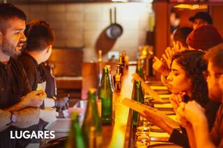 El pequeño reducto japonés con barra, buena música y un menú original que supera al sushi