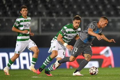 Como los otros dos grandes de Portugal, Sporting, de Lisboa, sufre en los torneos internacionales; aquí, frente a Vitoria Guimarães, en la reanudación de la liga tras la cuarentena.