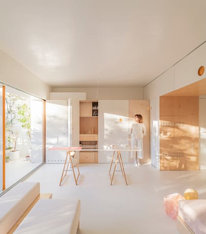Como los placares de la cocina tienen el mismo diseño que los del resto de la casa, cuando se cierran estas puertas el sector de servicio queda oculto y totalmente integrado al departamento.