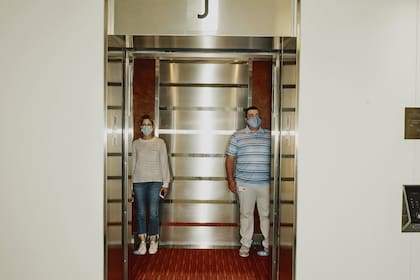 Cómo mantener la distancia es un desafío en los ascensores