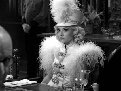 Como Marion Davies, amante del magnate de los medios William Randolph Hearst, en Mank (2020), de Christopher Nolan.