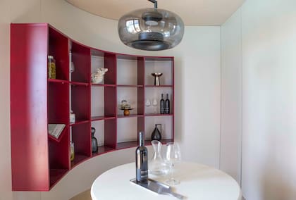 Como Martín, dueño de casa, encontró un lenguaje propio en la gastronomía, Ortiz diseñó para él un espacio especial.