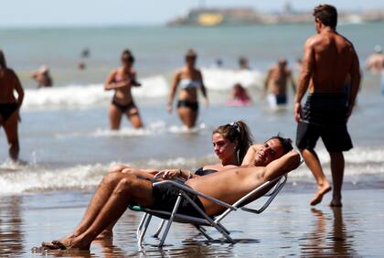 Como medida de prevención, los especialistas aconsejan tomar sol, pero con moderación