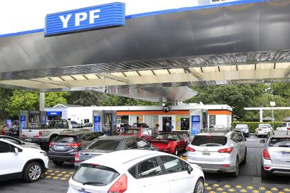 Como medida frente a la pandemia de coronavirus, YPF pide que sus clientes paguen a través de la app