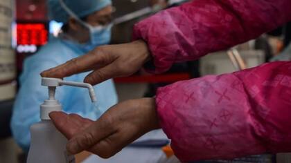 Como medida preventiva, las autoridades sanitarias han llamado a las personas a lavarse las manos continuamente Fuente: BBC/Getty Images