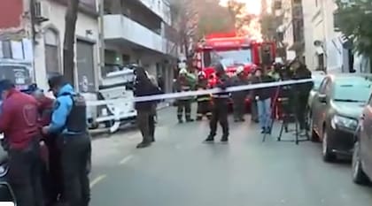 Como medida preventiva, se ordenó una consigna policial permanente durante los próximos siete días en el edificio.