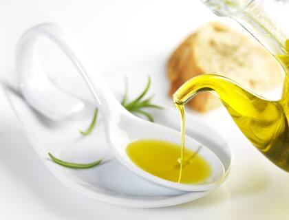 Cómo mejorar tu pelo con tres usos del aceite de oliva que seguro desconocías