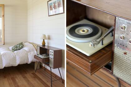 Como mesa de luz, un antiguo combinado con bandeja tocadiscos a la vista.