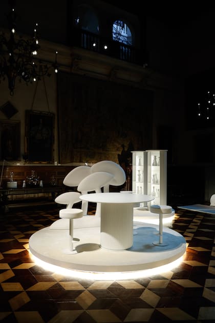 "Como metáfora del cambio perpetuo, emergen esculturas de hongos, seres del reino fungi que desafían las clasificaciones tradicionales y transmutan su esencia para sostener formas de vida invisibles pero fundamentales"