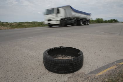 Es común encontrar a la vera de la ruta restos de gomas o llantas