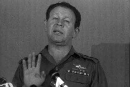 Como otros comandantes, Gur inició su carrera política que lo llevó a desempeñarse como Ministro de Salud y posteriormente como Ministro de Defensa; en 1976, le tocó dirigir como miembro del gabinete, el rescate de rehenes judíos en Entebbe durante la dictadura de Idi Amin Dada