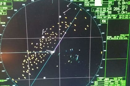 La foto del radar muestra los barcos ilegales en la milla 201