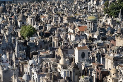 Como murió en 1827 y el cementerio abrió sus puertas en 1822, calculan que el rey inca debe estar cerca del acceso principal