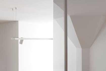 Como no era posible hacer un cableado nuevo, instalaron una parrilla de luces (Huup) desde la boca existente en el living comedor. La columna estructural, pintada de blanco, quedó integrada al sector.