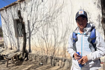 Como no existe el transporte público, para llegar a la escuela, Miguel tiene que caminar 5 kilómetros haciéndole frente al calor y al frío