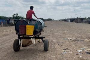 Como no hay sistema de servicios, los vecinos recogen el agua del mar y la traen y venden en el asentamiento. Las distribuyen en los famosos "aguaeburro"