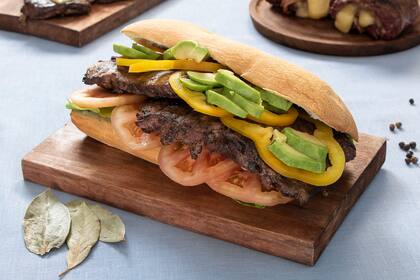 Cómo no pedirlo, un crujiente sándwich de entraña con palta y tomate.