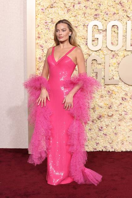 Como no podía ser de otra manera, Margot Robbie fue a la gala con un vestido rosa intenso. La actriz, nominada por su trabajo en Barbie, continuó con la costumbre de utilizar diseños inspirados en la icónica muñeca. Esta vez el vestido llevó la firma de Armani Privé