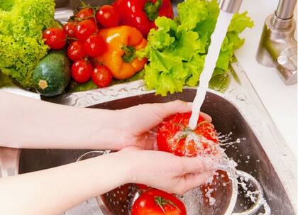 Como no tiene envase que las proteja, a las frutas y verduras hay que lavarlas y desinfectarlas.