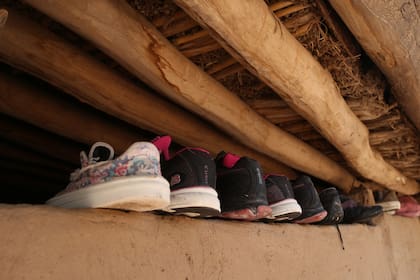 Como no tienen lugar en las casas para guardar el calzado, una buena manera de ordenarlas en poniéndolas en el hueco que queda entre la pared y el techo.