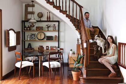 “Como nos fascinaron su arquitectura y el espíritu de Belgrano R, preferimos resignar metros. pero igual nos sentimos cómodos gracias a los ambientes amplios y techos altos”.