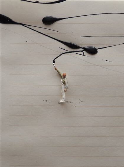 Como objeto inspirador, Porter eligió un figurín de un personaje que utiliza mucho en sus obras. En este detalle de una de ellas aparece dibujando.