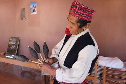 Como otros en la isla, Alejandro aprendió a tejer cuando era niño mirando a los hombres de la familia