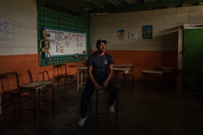 Como parte de la iniciativa, Luis Oropeza, de 32 años, y los miembros de su pandilla están ayudando a renovar una escuela.