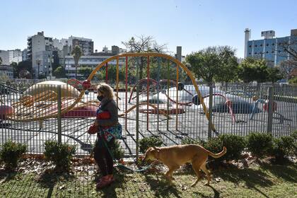 Como parte de las restricciones, en el Parque Rivadavia los espacios de juegos están clausurados