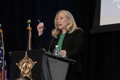 Como parte de su plataforma para las zonas rurales, Spanberger propuso la creación de una Secretaría Estatal de Asuntos Rurales con oficinas satélite en distintas regiones del interior