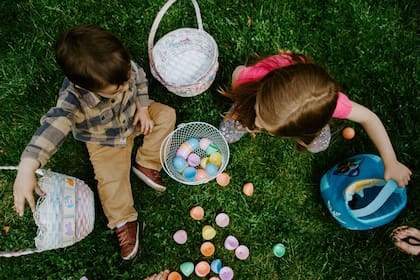 Como parte de una tradición durante esta fecha, los niños hacen búsqueda de huevos que deja el Conejo de Pascuas