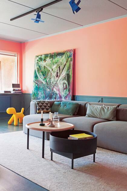 Como pasa en el living la mayor parte del día, buscó una atmósfera relajante con un profundo sofá acompañado por un par de mesas ratonas (todo de Hay). Atención a los spots azules de Zero.