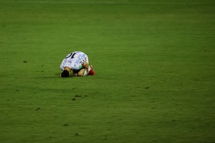Como pocas veces se recuerde; Messi, dolorido, víctima del rigor de los jugadores venezolanos