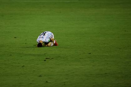 Como pocas veces se recuerde; Messi, dolorido, vctima del rigor de los jugadores venezolanos