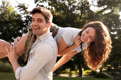 Como primer aspecto, el experto señaló que es fundamental compartir un sentido del humor y destacó que lo importante que se rían juntos de manera frecuente