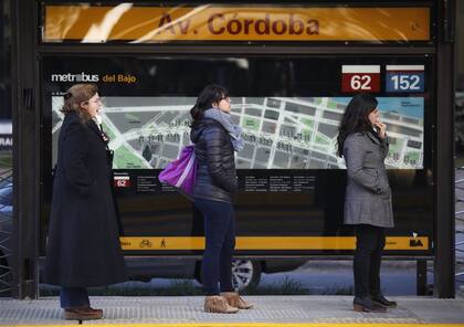 Más prácticas, las mujeres optan por el colectivo, el subte o el remís, en ese orden